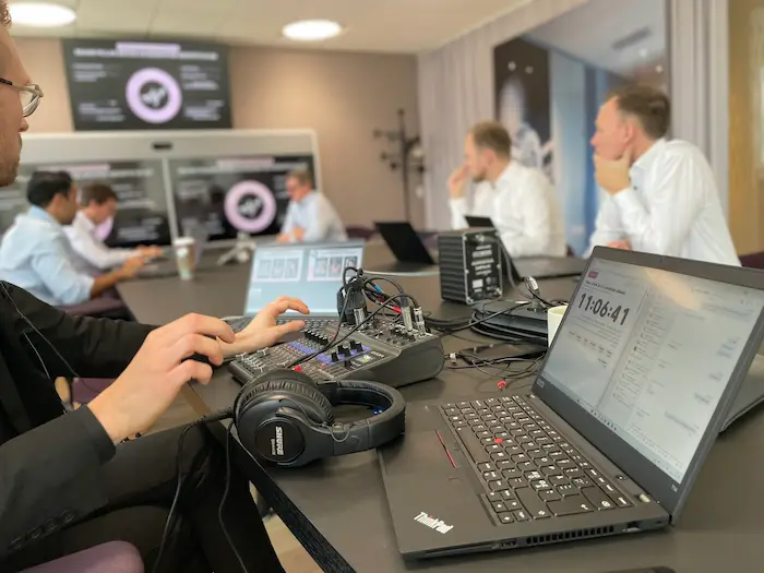 Team der arbejder med NEXA platformen ved et professionelt event