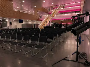 Eventlokale med stole klar til arrangement hos Captivate